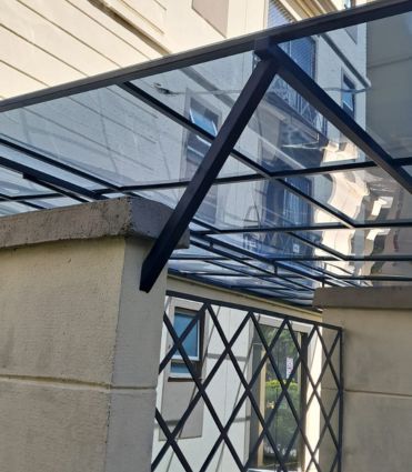 Serviços de vidro, alumínio e ACM em execução